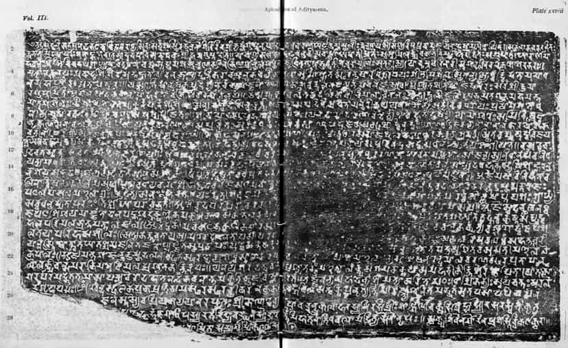 An ink rubbing of a large stone inscription, twenty-eight dense lines of late Gupta-era letters reading white on black, the lower left corner of the stone broken away