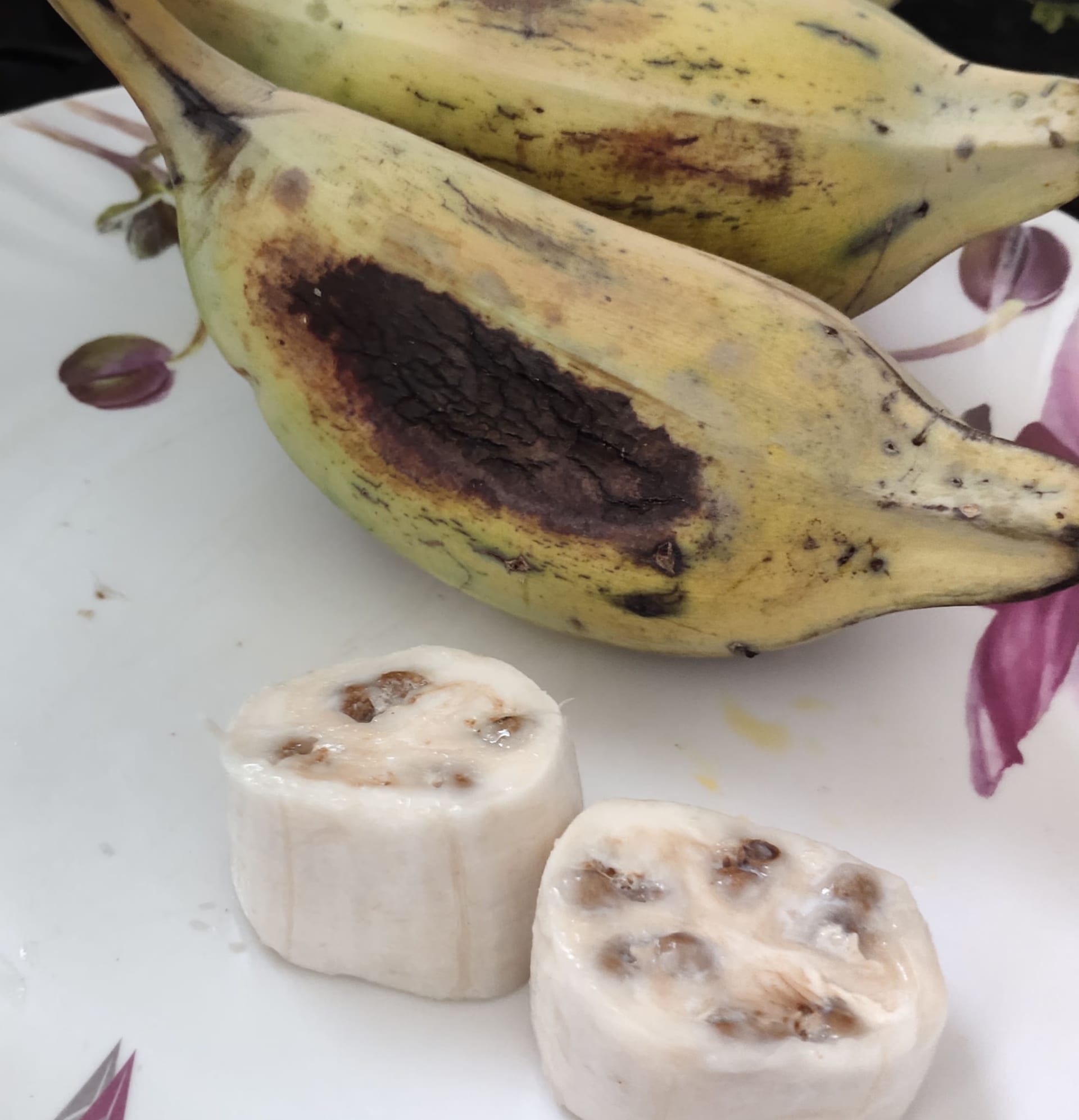 Bhim kol bananas and cut cross-sections showing large embedded seeds